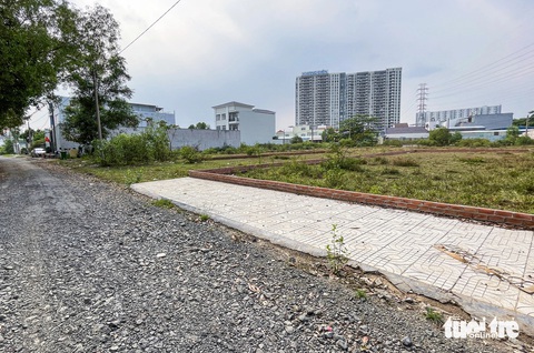 Những khu đô thị hoang vắng mà TP Thủ Đức nói 'đã trông thấy'- Ảnh 8. Mặt đường trong khu đô thị này làm kiểu lởm chởm "da beo". Điểm chung là đường hư hỏng, nhiều đá dăm, có chỗ vẫn còn đường đất, còn vỉa hè thì chỗ có chỗ không - Ảnh: ĐỨC PHÚ