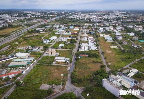 Những khu đô thị hoang vắng mà TP Thủ Đức nói 'đã trông thấy'- Ảnh 9. Dự án khu nhà ở Đại học Bách khoa TP.HCM đã được phê duyệt thực hiện từ năm 2000. Sau khi làm cơ bản dự án thì chủ đầu tư giải tán, trong khi hạ tầng vẫn chưa bàn giao nên không có ai duy tu và bảo dưỡng. Hơn bao giờ hết, người dân rất cần các chủ đầu tư có trách nhiệm và sự quản lý từ Nhà nước để đường sá, hạ tầng được hoàn chỉnh, đảm bảo cuộc sống - Ảnh: CHÂU TUẤN