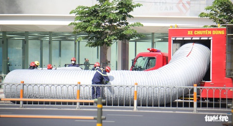 5.000 người diễn tập chữa cháy hầm nhà ga đường sắt metro số 1- Ảnh 6. Khói lửa bốc lên nghi ngút, cảnh sát phòng cháy chữa cháy điều xe hút khói chuyên dụng đến hiện trường - Ảnh: MINH HÒA