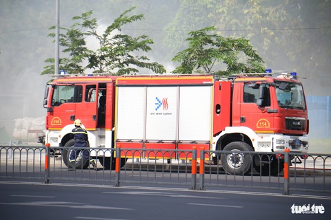 5.000 người diễn tập chữa cháy hầm nhà ga đường sắt metro số 1- Ảnh 7. Xe chữa cháy hai đầu cũng được điều đến, xe này lợi thế khi vào các con hẻm nhỏ, xe không thể quay đầu - Ảnh: MINH HÒA