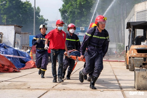 5.000 người diễn tập chữa cháy hầm nhà ga đường sắt metro số 1- Ảnh 8. Nhiều người trong hầm ga metro số 1 bị thương được lực lượng chức năng đưa ra ngoài cấp cứu - Ảnh: PHƯƠNG NHI