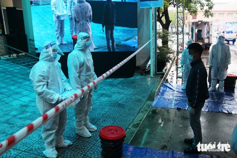 Công an, nhân viên y tế đội mưa diễn tập ứng phó sự cố rò rỉ phóng xạ hạt nhân- Ảnh 1. Lực lượng xử lý phóng xạ hạt nhân tham gia diễn tập sự cố rò rỉ phóng xạ tại Bệnh viện Trường đại học Y Dược Huế - Ảnh: NHẬT LINH