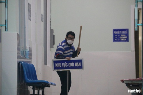 Công an, nhân viên y tế đội mưa diễn tập ứng phó sự cố rò rỉ phóng xạ hạt nhân- Ảnh 3. Kẻ xấu đột nhập phá hoại phòng mổ chứa nguồn phóng xạ, vô tình làm xảy ra sự cố rò rỉ hạt nhân - Ảnh: NHẬT LINH