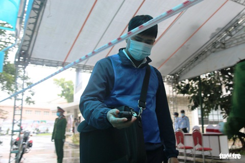 Công an, nhân viên y tế đội mưa diễn tập ứng phó sự cố rò rỉ phóng xạ hạt nhân- Ảnh 4. Nhân viên của Sở Khoa học và Công nghệ tỉnh Thừa Thiên Huế dùng thiết bị đo nguồn phóng xạ - Ảnh: NHẬT LINH