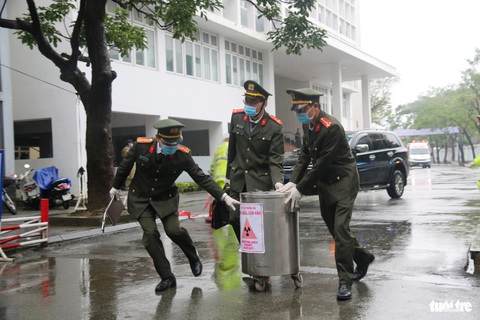 Công an, nhân viên y tế đội mưa diễn tập ứng phó sự cố rò rỉ phóng xạ hạt nhân- Ảnh 5. Lực lượng Công an tỉnh Thừa Thiên Huế đưa vật dụng xử lý chất thải phóng xạ chuyên dụng đến hiện trường - Ảnh: NHẬT LINH