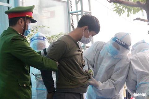 Công an, nhân viên y tế đội mưa diễn tập ứng phó sự cố rò rỉ phóng xạ hạt nhân- Ảnh 7. Chiếc áo bên ngoài của kẻ xấu sau khi bị khống chế sẽ được cắt bỏ để xử lý nguồn phóng xạ còn dính lại trên áo - Ảnh: NHẬT LINH
