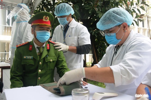 Công an, nhân viên y tế đội mưa diễn tập ứng phó sự cố rò rỉ phóng xạ hạt nhân- Ảnh 8. Chiến sĩ công an tham gia khống chế 3 kẻ xấu được kiểm tra sức khỏe, đo nguồn phóng xạ sau khi hoàn thành nhiệm vụ - Ảnh: NHẬT LINH