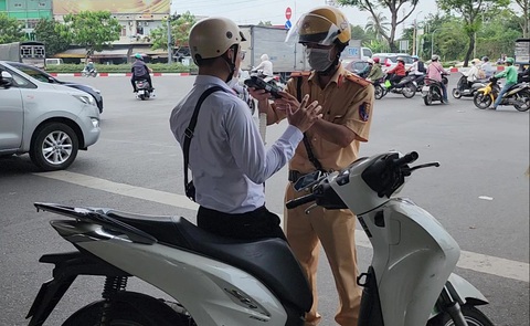 Cảnh sát giao thông tại TP.HCM đo cồn người dân - Ảnh: MINH HÒA Cảnh sát giao thông tại TP.HCM đo nồng độ cồn với người dân - Ảnh: MINH HÒA