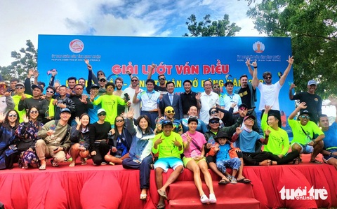 Vận động viên của 18 nước chụp ảnh lưu niệm trước khi bước vào giai đấu - Ảnh: DUY NGỌC Vận động viên của 18 nước chụp ảnh lưu niệm trước khi bước vào giải đấu - Ảnh: DUY NGỌC