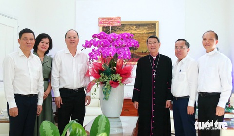 Lãnh đạo TP.HCM thăm, chúc mừng Giáo phận Mỹ Tho nhân Giáng sinh năm 2023- Ảnh 1. Ông Nguyễn Hồ Hải (thứ 3 từ trái sang) cùng đoàn lãnh đạo TP.HCM đến thăm, chúc mừng giám mục, linh mục trong Tòa giám mục Mỹ Tho - Ảnh: HOÀI THƯƠNG