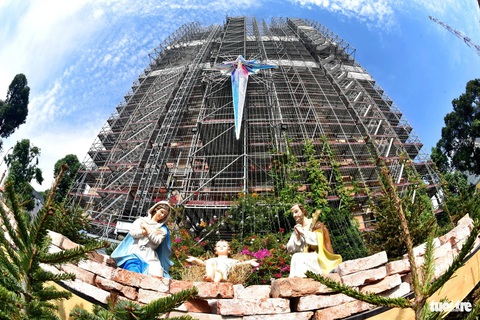 Hang đá phi truyền thống với tượng Đức Mẹ Maria, Chúa Hài đồng và Thánh Guise - Ảnh: T.T.D. Hang đá phi truyền thống với tượng Đức Mẹ Maria, Chúa Hài đồng và Thánh Guise - Ảnh: T.T.D.