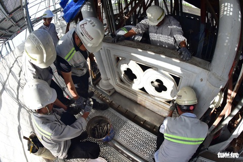 Công nhân khẩn trương làm việc bên trong công trường - Ảnh: T.T.D. Công nhân khẩn trương làm việc bên trong công trường - Ảnh: T.T.D.