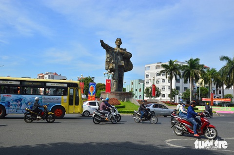 Tượng đài Mẹ Nhu, cầu vượt Ngã Ba Huế đi vào biểu trưng quận Thanh Khê- Ảnh 1. Tượng đài Mẹ Nhu được làm từ 7.000 vỏ bom, đạn được thu nhặt ở khắp Đà Nẵng năm 1985 - Ảnh: X.S.