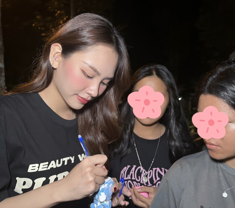 Hoa hậu Mai Phương tô tượng cùng các em nhỏ - Ảnh: NVCC Hoa hậu Mai Phương tô tượng cùng các em nhỏ - Ảnh: NVCC