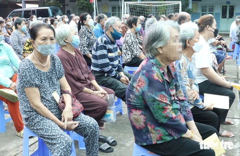Cận Tết dương lịch sao nhiều người mắc bệnh, cơ thể 'sập nguồn'?- Ảnh 1. Cận Giáng sinh và Tết dương lịch 2024, nhiều người cảm thấy sức khỏe của mình giảm sút hơn trước đây - Ảnh minh họa: X.MAI