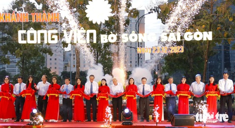 Công viên bờ sông Sài Gòn có cánh đồng hướng dương chính thức hoạt động- Ảnh 1. Nghi thức cắt băng khánh thành công viên bờ sông Sài Gòn - Ảnh: TIẾN QUỐC