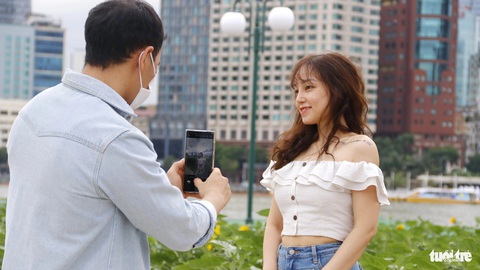 Công viên bờ sông Sài Gòn có cánh đồng hướng dương chính thức hoạt động- Ảnh 4. Các bạn trẻ tới cánh đồng hướng dương chụp hình - Ảnh: TIẾN QUỐC