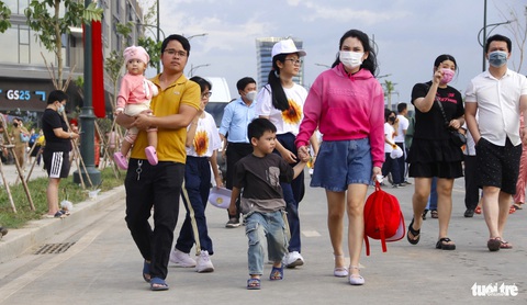 Công viên bờ sông Sài Gòn có cánh đồng hướng dương chính thức hoạt động- Ảnh 8. Trong buổi chiều khánh thành công viên, rất đông người dân tới vui chơi - Ảnh: TIẾN QUỐC