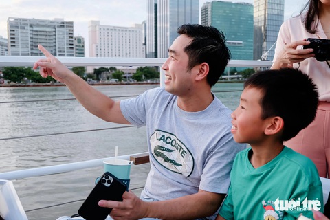 Buýt hai tầng lần đầu xuất hiện trên sông Sài Gòn- Ảnh 2. Một gia đình hào hứng ngắm nhìn khung cảnh tuyệt đẹp trên sông Sài Gòn - Ảnh: PHƯƠNG NHI