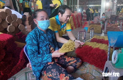 Làng làm nhang ở Bình Chánh đã có tuổi đời gần 100 năm - Ảnh: HOÀNG LÊ Làng làm nhang ở Bình Chánh đã có tuổi đời gần 100 năm - Ảnh: HOÀNG LÊ