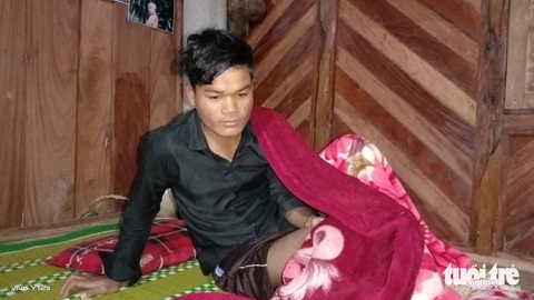 Trâu chăn thả rông trong rừng húc một người tử vong- Ảnh 1. Em Hồ Văn Kiều bị thương ở chân do bị trâu hoang húc - Ảnh: HVG