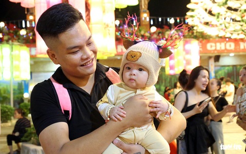 Người dân nô nức tham quan, chụp ảnh lưu niệm tại nhà thờ Hà Phát trong mùa Giáng sinh 2023 - Ản: A LỘC Người dân nô nức tham quan, chụp ảnh lưu niệm tại nhà thờ Hà Phát trong mùa Giáng sinh 2023 - Ảnh: A LỘC