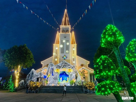 Người dân huyện Nhơn Trạch, tỉnh Đồng Nai đi lễ nhà thờ được trang trí ánh sáng nghệ thuật - Ảnh: QUỲNH HƯƠNG Người dân huyện Nhơn Trạch, tỉnh Đồng Nai đi lễ nhà thờ được trang trí ánh sáng nghệ thuật - Ảnh: QUỲNH HƯƠNG