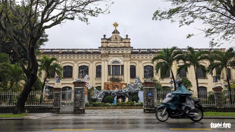 Nhà thờ Dòng chúa cứu thế (TP Huế) trong mưa rét - Ảnh: NHẬT LINH Nhà thờ Dòng Chúa cứu thế (TP Huế) trong mưa rét - Ảnh: NHẬT LINH