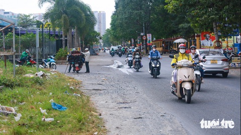 Hàng trăm dự án chưa bàn giao ở TP Thủ Đức: Đường hư hỏng, địa phương tìm vốn duy tu- Ảnh 1. Đường Nguyễn Hoàng ở phường An Phú (TP Thủ Đức) thường xuyên bị hư hỏng, phường phải huy động người dân góp kinh phí sửa tạm - Ảnh: CHÂU TUẤN
