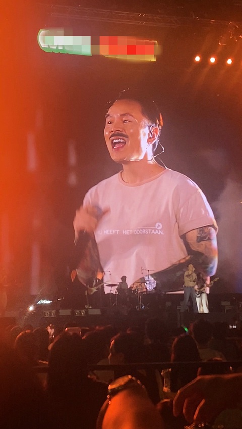 Châu Bùi được vệ sĩ hộ tống đi ủng hộ bạn trai Binz diễn show- Ảnh 1. Rapper Binz được bạn gái Châu Bùi đến cổ vũ