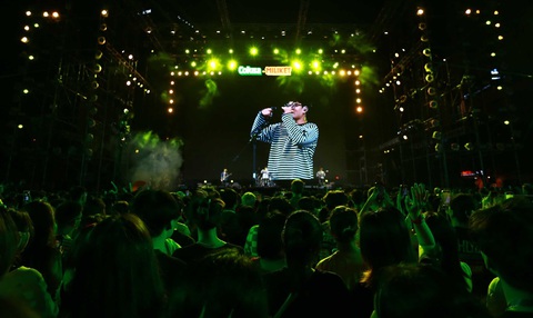 Nhạc sĩ Huy Tuấn hôn vợ, cổ vũ khán giả gen Z thể hiện tình yêu tại Hozo Super Fest- Ảnh 12. Nhóm nhạc nam Chillies mang đến màn trình diễn và âm nhạc chất lượng