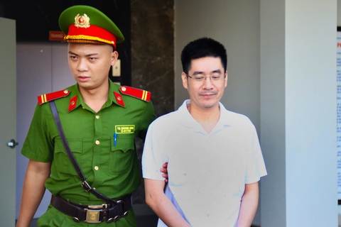 Cựu điều tra viên Hoàng Văn Hưng bất ngờ nhận tội, nộp lại 18,8 tỉ lừa chạy án- Ảnh 1. Bị cáo Hoàng Văn Hưng tại phiên tòa sơ thẩm - Ảnh: DANH TRỌNG