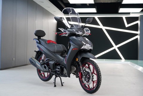 Xe máy lạ khiến dân mạng xôn xao: Trông như Honda SH, nhưng là xe số, có chi tiết của Winner- Ảnh 8. Dù chỉ là xe số, Daytona SH Sport 2024 được tích hợp những tính năng đắt tiền như phanh đĩa cho cả bánh trước và sau, đồng hồ màn hình LCD, đèn LED, cổng sạc USB, ốp ống xả, ốp gương được làm bằng sợi carbon. Dù vậy, xe vẫn sử dụng khóa cơ - Ảnh: Daytona Moto