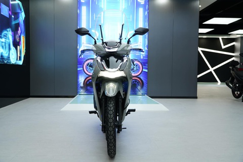 Xe máy lạ khiến dân mạng xôn xao: Trông như Honda SH, nhưng là xe số, có chi tiết của Winner- Ảnh 5. Xe sở hữu đèn định vị nằm trên tay lái, hệ thống đèn nằm dưới mặt nạ, kính gió lớn mang phong cách Adventure, cùm bảo vệ tay lái - Ảnh: Daytona Moto