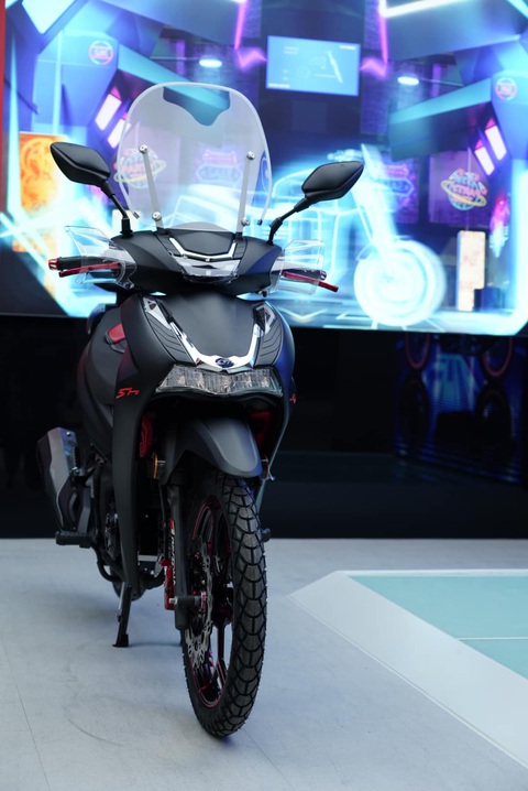 Xe máy lạ khiến dân mạng xôn xao: Trông như Honda SH, nhưng là xe số, có chi tiết của Winner- Ảnh 11. Xe có 4 tùy chọn màu sắc, gồm: Bạc, Đen nhám, Đỏ xám và Đen bóng. Xe được bán chính hãng ở một số thị trường như Morocco, Trung Quốc, Pakistan với giá quy đổi khoảng 60 triệu đồng - Ảnh: Daytona Moto