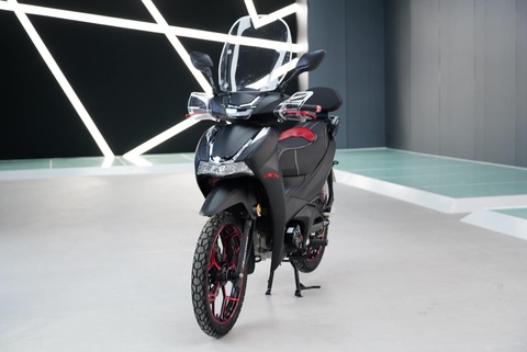 Xe máy lạ khiến dân mạng xôn xao: Trông như Honda SH, nhưng là xe số, có chi tiết của Winner- Ảnh 7. Không chỉ có phần đầu giống Honda SH, Daytona SH Sport còn học hỏi một số mẫu xe khác, như ốp sườn và đèn hậu khá giống Future 125, đuôi na ná Vision, còn ống xả mang phong cách Winner. Tổng thể trông phong cách trẻ trung, bắt mắt - Ảnh: Daytona Moto