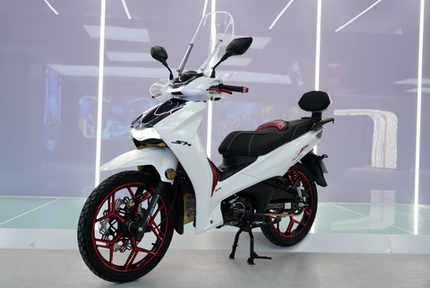 Xe máy lạ khiến dân mạng xôn xao: Trông như Honda SH, nhưng là xe số, có chi tiết của Winner- Ảnh 9. Daytona SH Sport 2024 được trang bị hệ thống treo gồm cặp phuộc ống lồng trước và hai giảm xóc dạng lò xo trụ phía sau, kết hợp bộ mâm đa chấu 17 inch - Ảnh: Daytona Moto