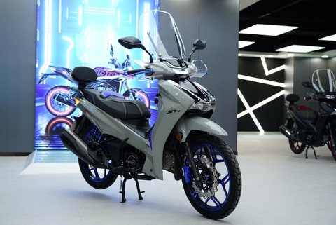Xe máy lạ khiến dân mạng xôn xao: Trông như Honda SH, nhưng là xe số, có chi tiết của Winner- Ảnh 4. Daytona SH Sport 2024 có tên gọi và đầu xe dễ gợi liên tưởng đến Honda SH. Thậm chí còn đóng chữ SH dễ gây nhầm với xe tay ga của Honda - Ảnh: Daytona Moto