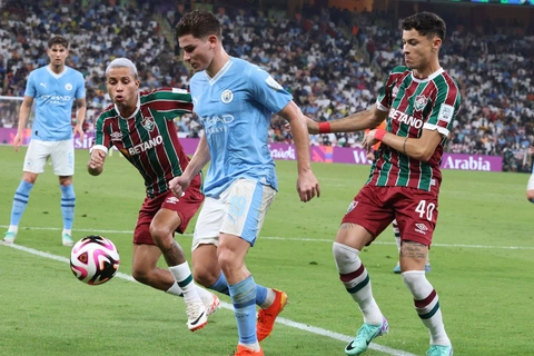 Man City thắng tưng bừng, nâng cúp vô địch FIFA Club World Cup- Ảnh 2. Julian Alvarez tỏa sáng khi thay thế Haaland đá trung phong cho Man City trong trận chung kết rạng sáng 23-12 - Ảnh: TRUNG NGHĨA