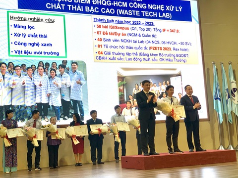 Đại học Quốc gia TP.HCM mời gọi nhà khoa học trẻ xuất sắc để giao tiền tỉ làm đề tài- Ảnh 2. Lãnh đạo Đại học Quốc gia TP.HCM khen thưởng các nhà khoa học có nhiều thành tích khoa học công nghệ thường niên năm 2023