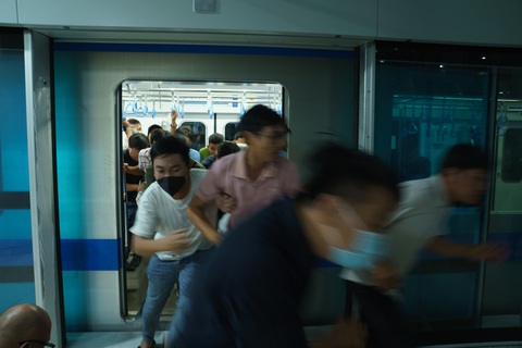 5.000 người diễn tập chữa cháy hầm nhà ga đường sắt metro số 1- Ảnh 3. Các hành khách bên trong tàu T1 hoảng loạn - Ảnh: PC07
