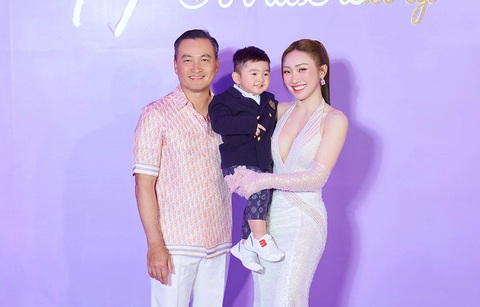 Chi Bảo tình tứ bên vợ trong dạ tiệc- Ảnh 1. Vợ chồng Chi Bảo - Lý Thùy Trang dắt con trai đến dạ tiệc Beauty Empire. Cậu con trai kháu khỉnh được Chi Bảo gọi yêu là "Đại ca"