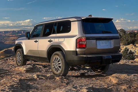 Toyota Land Cruiser Prado 2024 cháy hàng sau 30 phút- Ảnh 2. Thiết kế cổ điển ấn tượng cùng động cơ tiết kiệm (8,7 lít/100km cho một mẫu SUV cỡ trung - lớn) khiến Land Cruiser Prado lập tức trở thành hàng hot trên thị trường - Ảnh: Toyota