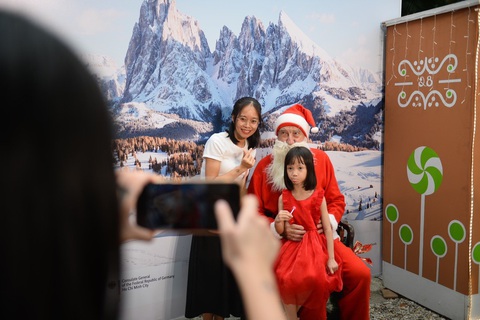 Chụp hình lưu niệm cùng ông giao Noel người Pháp - Ảnh: HẢI QUỲNH Chụp hình lưu niệm cùng ông già Noel người Pháp - Ảnh: HẢI QUỲNH