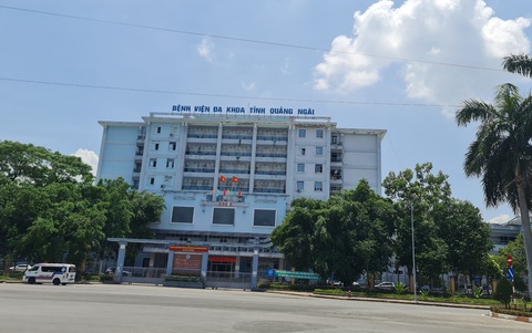 Bệnh viện tư ở Quảng Ngãi từ chối bác sĩ bệnh viện công 'nhảy việc' sang- Ảnh 2. Trước khi có cam kết từ chối tiếp nhận bác sĩ bệnh viện công nhảy việc sang, rất nhiều y bác sĩ Bệnh viện Đa khoa tỉnh Quảng Ngãi đã sang Bệnh viện đa khoa tư nhân Phúc Hưng làm việc - Ảnh: T.M.