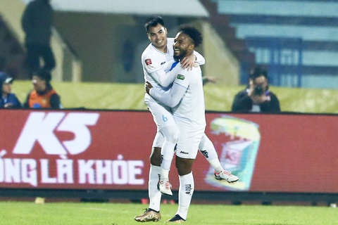 HAGL thua 0-3 trên sân của Nam Định- Ảnh 1. Rafaelson (phải) đã có trận đấu rất ấn tượng - Ảnh: H.T.