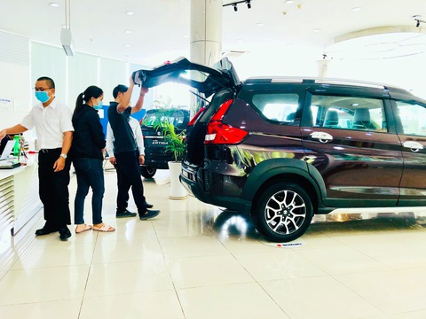 Ô tô giảm giá cả trăm triệu đồng, khách mua vẫn dè dặt- Ảnh 1. Cuối năm hàng loạt hãng xe giảm giá, khách đến showroom xem xe trước khi xuống tiền mua - Ảnh: CÔNG TRUNG