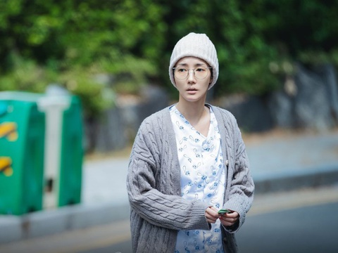 Phim mới chưa lên sóng đã bị chê, Park Min Young ngày càng tụt dốc- Ảnh 1. Park Min Young đóng vai bệnh nhân ung thư trong phim mới - Ảnh: Koreaboo
