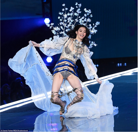Hề Mộng Dao Hề Mộng Dao bất ngờ trượt ngã trên sàn catwalk