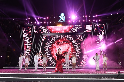 'Cháy' với đêm nhạc sinh viên, TP.HCM chiến thắng Hành trình bài ca sinh viên- Ảnh 3. Hòa Minzy 'cháy' cùng với sinh viên - Ảnh: QUỐC TRIỆU